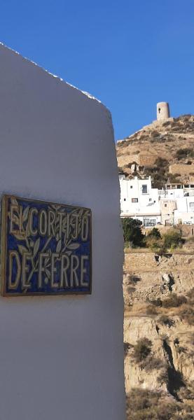 Cortijo Ferre, a los pies del castillo la Atalaya de Nijar